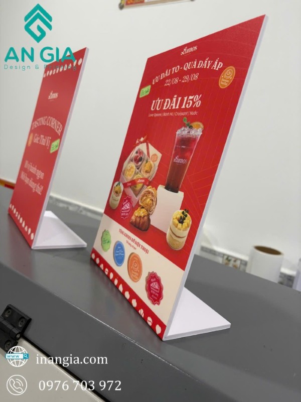 Mẫu standee để bàn mini in PP bồi Formex dành cho quầy lễ tân